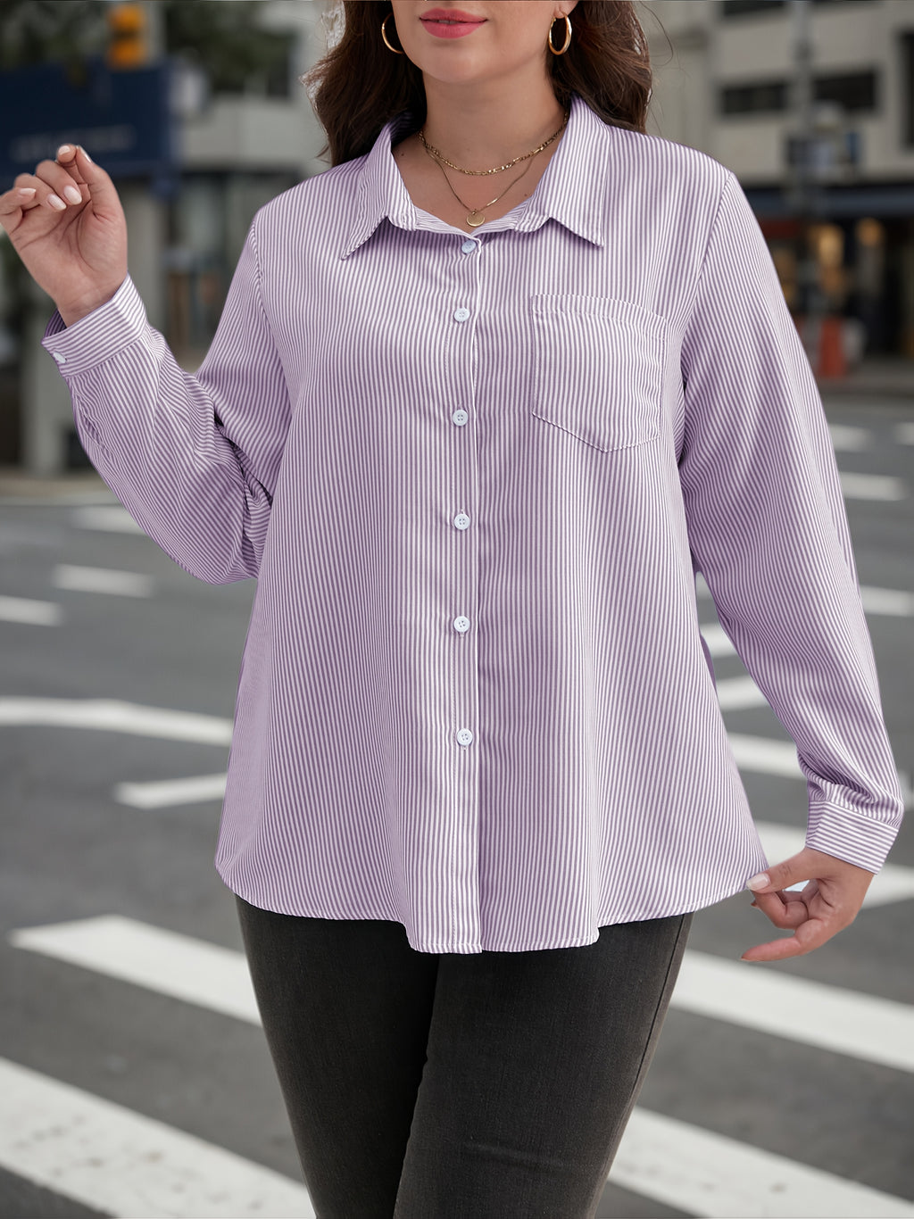 Camisa listrada de mangas compridas e bolso no peito