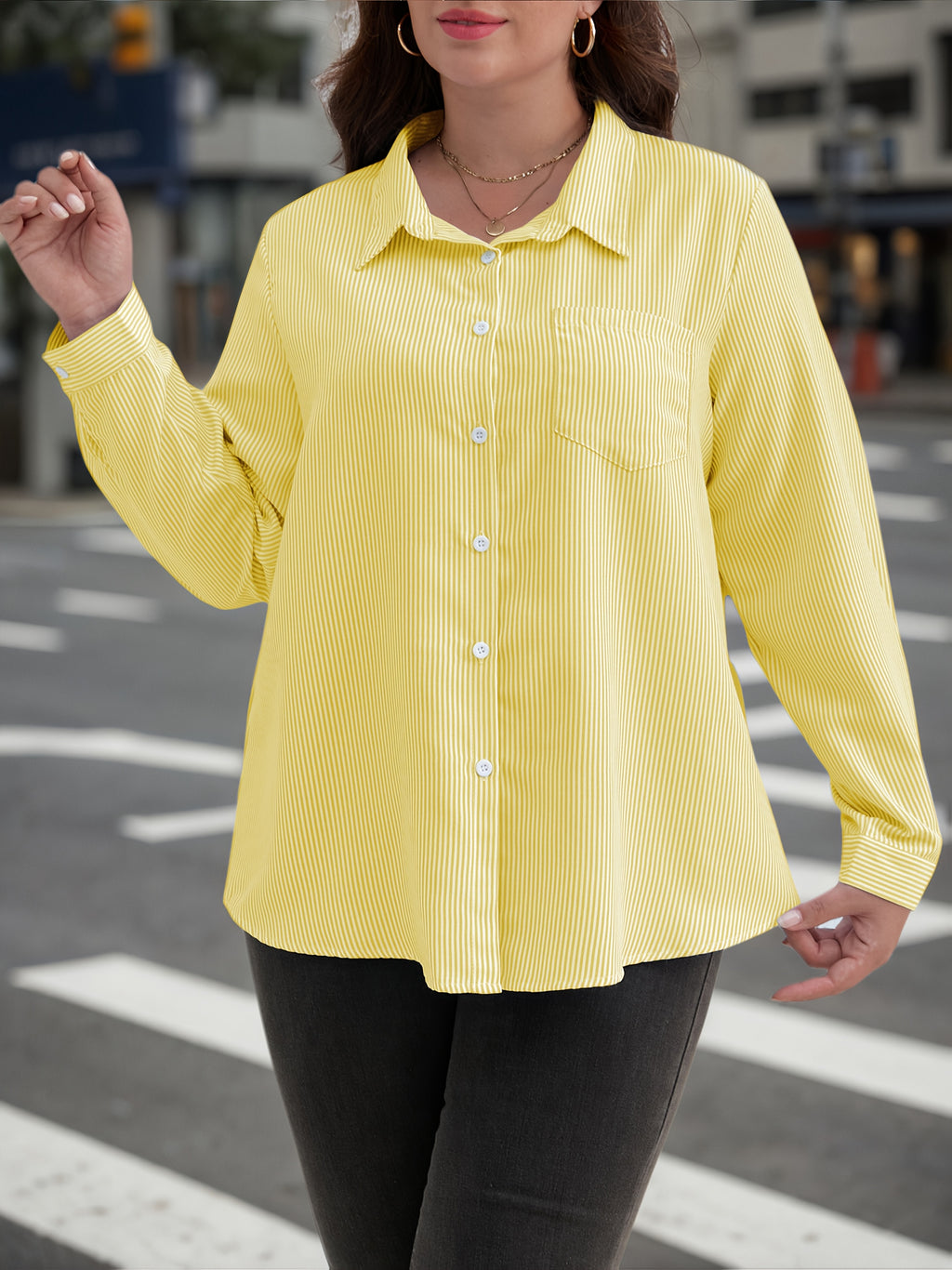 Camisa listrada de mangas compridas e bolso no peito