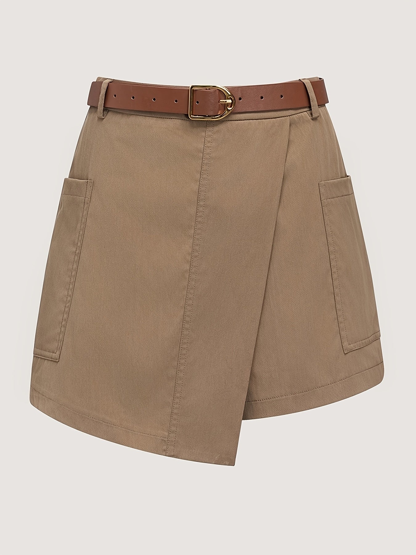 Shorts saia com detalhe irregular e grandes bolsos nas laterais